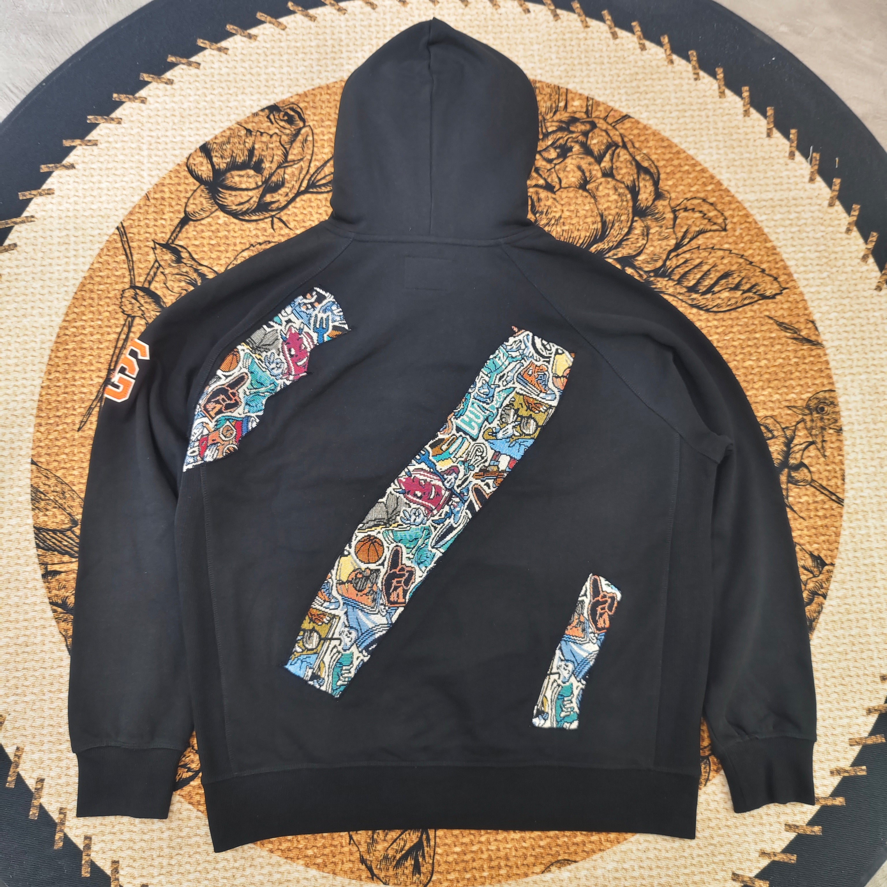 SUDADERA CON CAPUCHA Y TAPIZ DE PATCHWORK DE MENDORA