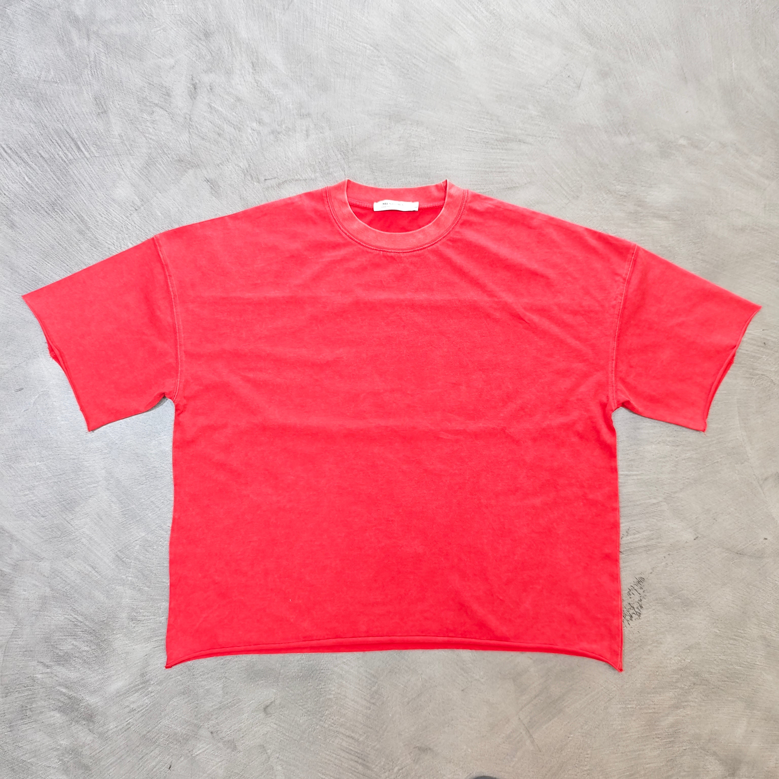 MENDORA SNOW WASHED TECHNIQUE BOXY FIT CROP CUTTING TEE